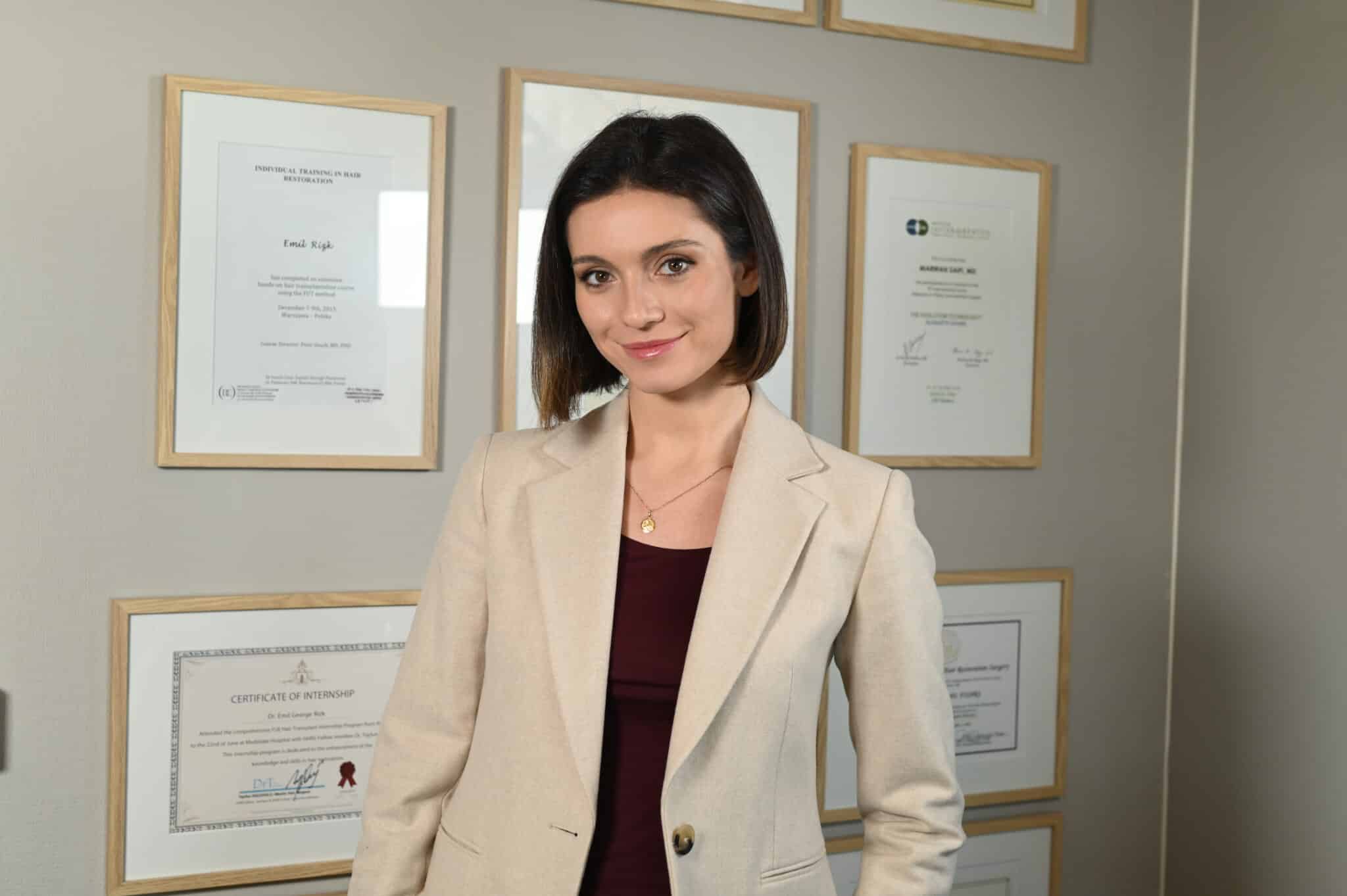 Portrett av Dr. Victoria Marchal Purvis, erfaren estetisk lege med bakgrunn fra Paris og California, med ekspertise i estetiske behandlinger og karkirurgi.